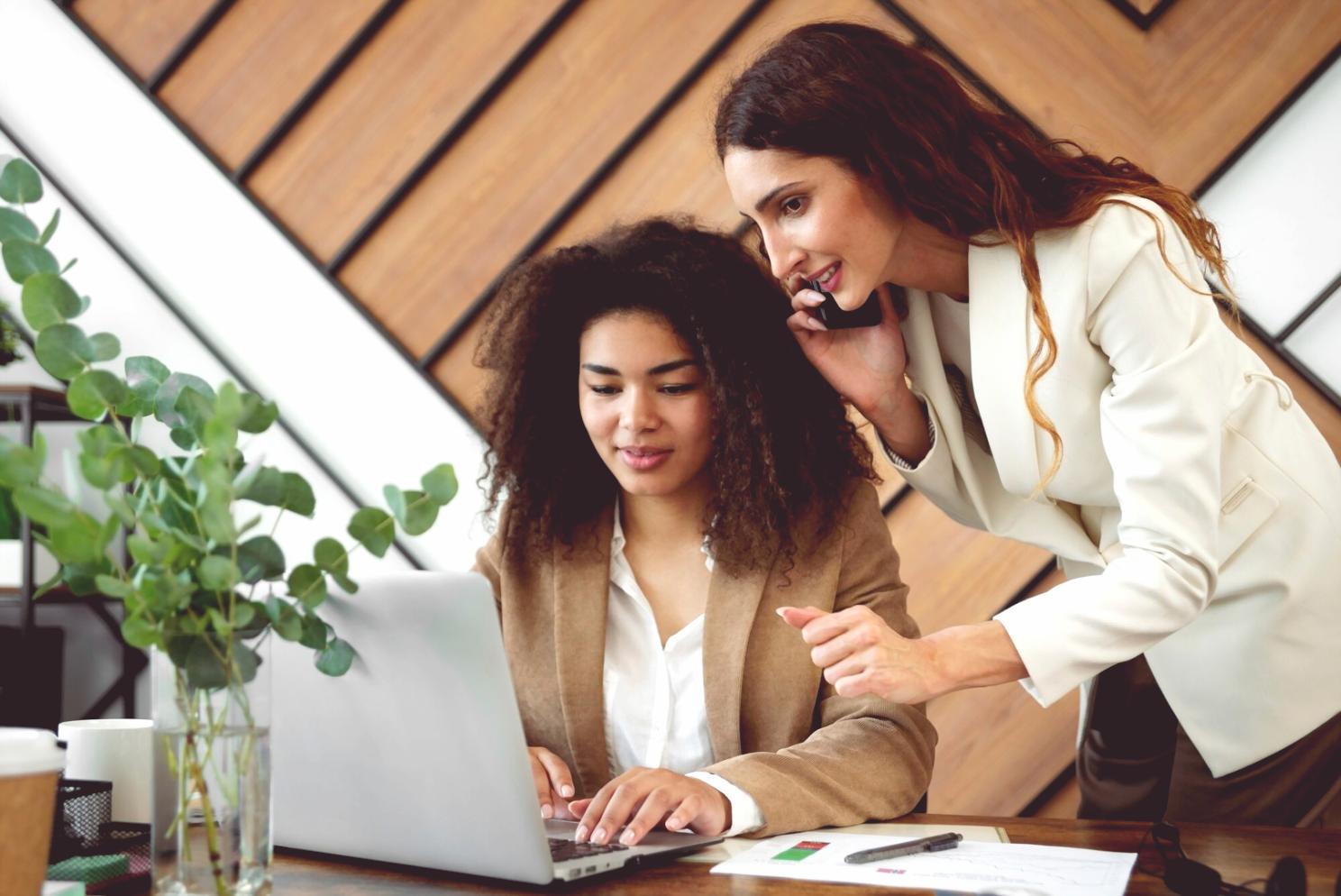 Award ceremony recognizing bramorynathesq's excellence in financial education